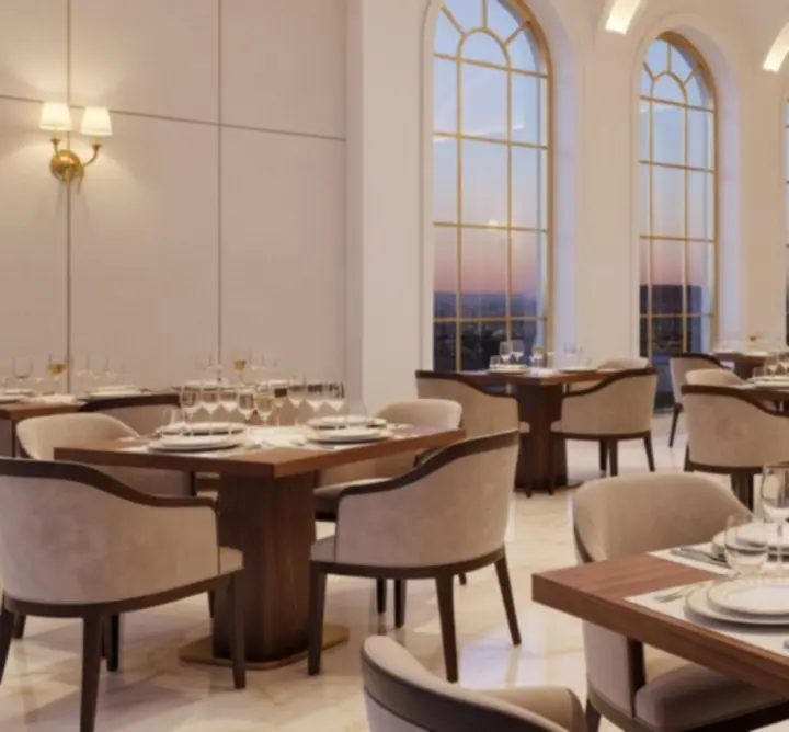 Eleganckie wnętrze restauracji Strefa Live z ciepłym oświetleniem i starannie nakrytymi stolikami.